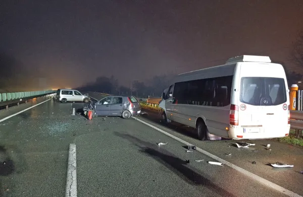 Tretjo  nesrečo je  povzročila  voznica  avtobusa, državljanka  Srbije.  
V    nesreči  se  ni nihče  poškodoval.  