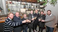 Novemu baru Circolo so včeraj nazdravili najemnika Jernej Sepič 
(levo)  in Jan Stojanović (desno) ter Alberto Scheriani, Maurizio 
Tremul, Sandro Vincoletto, Mario Steffe in Damjan Fischer, podpredsednik CAN Koper Capodistria (z leve).  