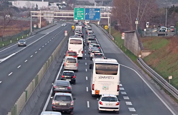 Na hitri cesti med Škofijami in Izolo je težko srečati avtomobil iz 
Trsta ali iz hrvaške Istre, saj vozniki iz sosednjih regij za dnevne 
izlete raje uporabijo vzporedne lokalne ceste, kot da bi plačali 
tedensko vinjeto za nekaj minut vožnje po hitri cesti. 