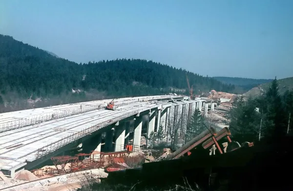 Gradnja avtoceste Vrhnika-Postojna, viadukt Ravbarkomanda 