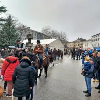 Slabo vreme je danes sicer marsikaterega konjenika odvrnilo od 
prihoda, najzvestejši pa so prišli po blagoslov in zdravico za srečno 
leto. 