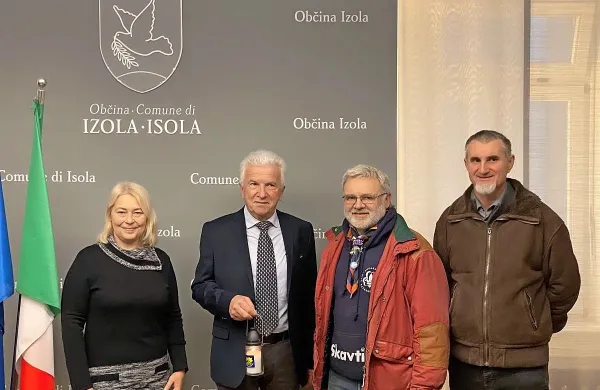  Janez Kobal (na fotografiji v majici skavtov) je  županu Milanu 
Bogatiču prinesel  betlehemsko luč.