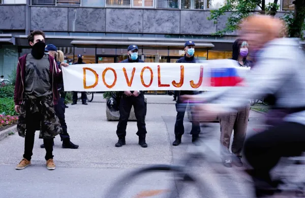 Civilna družba in državljani so  vse bolj ozaveščeni in vse  odločneje 
branijo svoje pravice. Zaradi bližnje  stavke Fidesa so se organizirali pod vodstvom Civilnega gibanja Glas ljudstva in dan 
pred stavko Fidesa proti rušenju javnega zdravstva in proti Fidesu 
napovedali  stavko ljudstva za 10. januar.