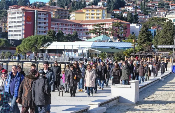 Med novoletnimi prazniki bo, glede na rezervacije in napovedi,  ob 
morju kar precej gostov; na  fotografiji prizor iz Portoroža iz 
obdobja pred pandemijo.  
