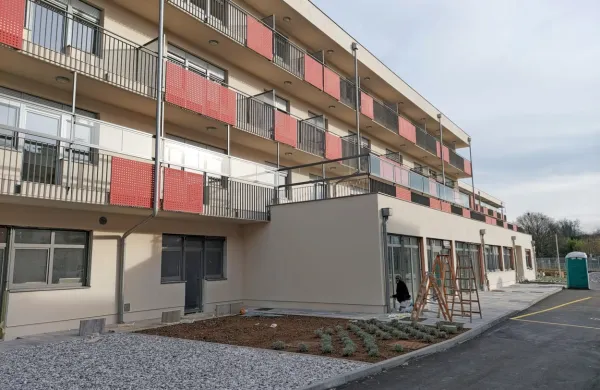 V   minulih dneh so odpravili še manjše pomanjkljivosti in pridobili 
uporabno dovoljenje. Zdaj čakajo ministrski pregled, nato naj bi 
dom odprli. Ne bodo pa naenkrat vselili vseh 154 stanovalcev. 