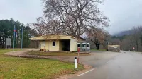 Obtoženi  Italijan  je  sredi  septembra   na  območju  Rakitovca  s  
svojim  terencem  peljal    osem  prebežnikov,  v  bližini železniške  
postaje  so  ga  policisti  aretirali.    