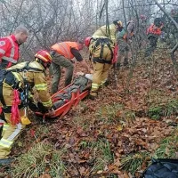 Poškodovanega lovca so  z  nosili  dvignili  z vrvno  tehniko  do  
položnejšega  terena.