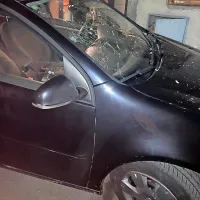 Poškodovani avtomobil v eksploziji