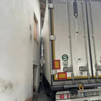 S tovornjakom se je zagozdil