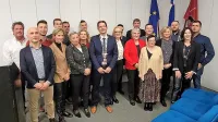 Novi sežanski župan Andrej Sila v družbi novoizvoljenih svetnikov, med katerimi je 12 novih in osem že dosedanjih