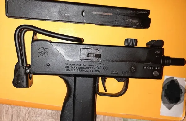 Med  hišno preiskavo so policisti zasegli avtomatsko pištolo 
znamke  ingram, kalibra 9 mm, ki spada med  vojaško  orožje. 