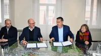 Koprski župan Aleš Bržan in direktor ZRS Koper Rado Pišot sta 
podpisala pogodbo za stavbno pravico za nekdanjo karavlo na 
Plavjah.