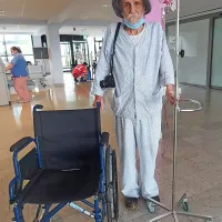 Kantavtor in performer Marko Brecelj nam je ob svojem zadnjem, 
70. rojstnem dnevu hudo bolan poziral  v  izolski bolnišnici.  “Zadnja 
prgišča smisla se nahajajo v naših človeškostih,” je dejal v intervjuju.   