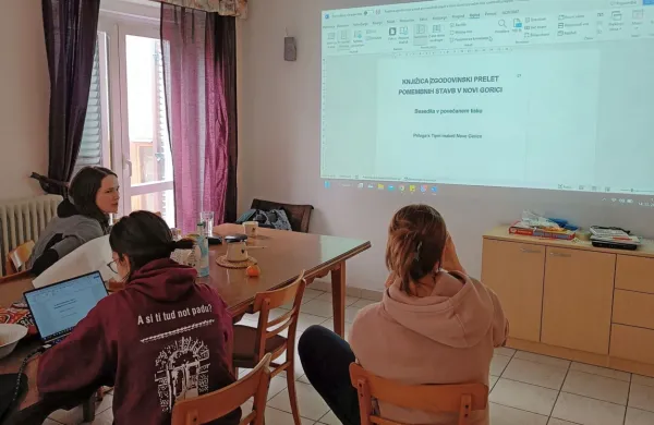 Četrta  skupina študentov  je zadolžena za prilagoditev tekstov, ki 
opisujejo izbrane stavbe v mestu, v brajico in povečan tisk.



