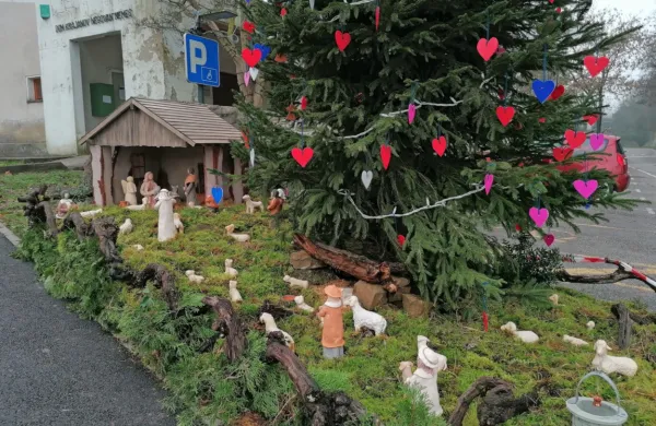 Keramiki so popestrili decembrske praznike