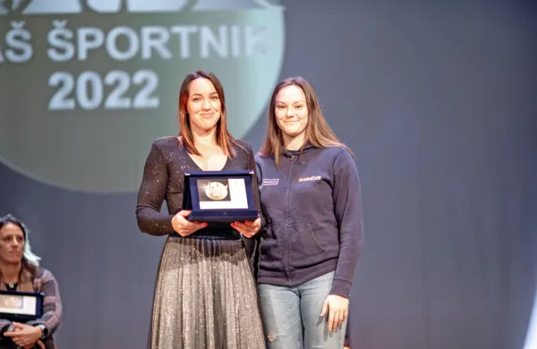 Anja Osterman  (levo) si je z letošnjimi tekmovalnimi dosežki 
prislužila tudi nominacijo v izboru najboljše primorske športnice 
leta.