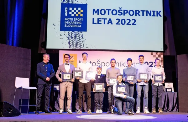 Moto športnik  leta Tim Gajser (drugi z leve) v družbi z najboljšimi  
iz posameznih panog AMZS.