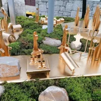 Pri Štantu so na vodnjaku jaslice iz odpadnega železja.  Med 
figurami opazimo tudi   kamnoseka, čevljarja, strojarja in kmeta.  