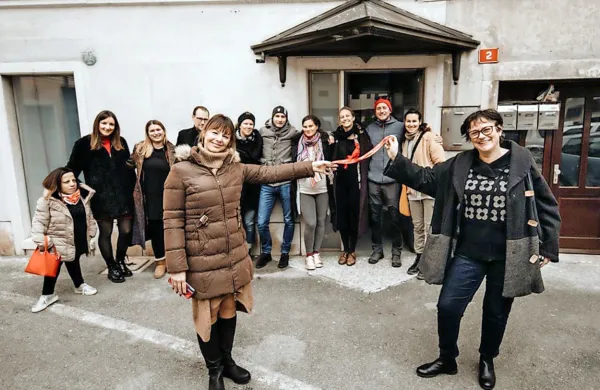 V. d. ravnateljice portoroškega CKSG Anja Cerkvenik (levo) in vodja 
projekta Barbara Gogala z ekipo BalanCed pred prostori na 
Tomažičevem trgu 2.