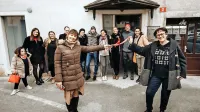 V. d. ravnateljice portoroškega CKSG Anja Cerkvenik (levo) in vodja 
projekta Barbara Gogala z ekipo BalanCed pred prostori na 
Tomažičevem trgu 2.