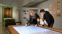 Med najzanimivejšimi razstavnimi eksponati in zgodbami Notranjskega muzeja so predjamski zaklad, okostje stepskega bizona 
in Betalov spodmol pri Postojni.