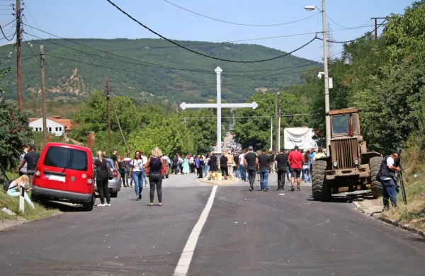  Na nekaterih barikadah na severu države naj bi danes prišlo do 
konfliktov med tistimi, ki podpirajo iniciativo Aleksandra Vučića za 
umik, in tistimi, ki temu nasprotujejo
