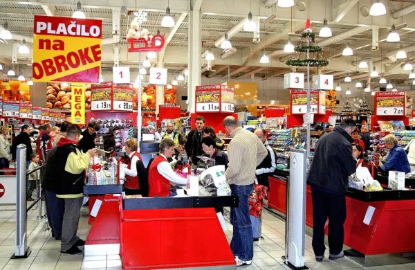 Obseg prodaje v storitvenih dejavnostih in trgovini je bil oktobra 
še nekoliko manjši kot mesec prej, a večji kot pred letom dni. 