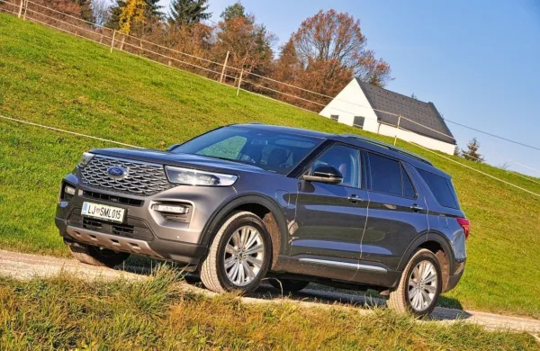 Največji Ford pri nas je explorer in v dolžino meri več kot 5 
metrov.
