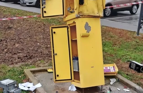 Vandal  je  s  pirotehniko  uničil   parkomat  na   Brolu.  