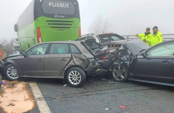 Minuli petek  je  v  gosti megli  na    Golem  vrhu  trčilo  13  vozil,  policisti  
so  zaradi  neprilagojene  hitrosti  kaznovali  več  voznikov.  