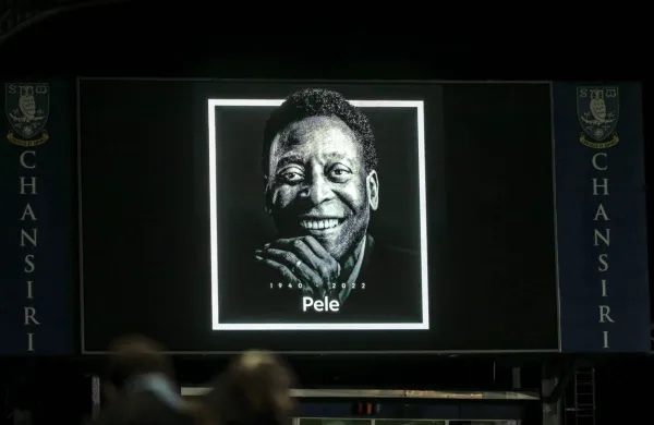 Pele je že kot najstnik Braziliji leta 1958 pomagal do naslova 
svetovnega prvaka, uspeh pa je ponovil še v letih 1962 in 1970.