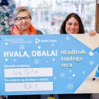 Breda Krašna, generalna sekretarka Zveze prijateljev mladine 
Slovenije  (na fotografiji levo), in Ljuba Miljuševič iz Društva 
prijateljev mladine Koper s končnim čekom za 64.147 evrov