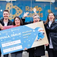 Breda Krašna, generalna sekretarka Zveze prijateljev mladine 
Slovenije  (na fotografiji druga z desne), in Ljuba Miljuševič iz 
Društva prijateljev mladine Koper (druga z leve) v družbi Klare 
Beltram in Žige Pangosa z Radia Capris in s končnim čekom za 
64.147 evrov