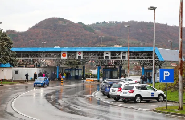  Med delavci, ki prihajajo iz Istre v deželo Furlanija-Julijska krajina, je približno 90 odstotkov takšnih, ki nimajo ustreznih $@   
delovnih dovoljenj.