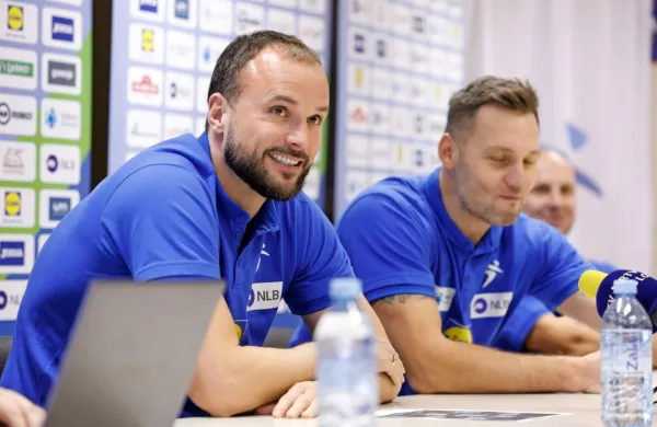 Selektor Uroš Zorman (levo) bo počasi pomladil rokometno 
reprezentanco.