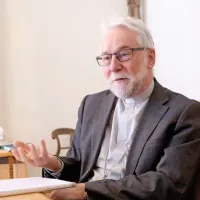 Jože Marketz, koroški škof: “Če imaš toliko cerkva, kolikor jih 
imamo,  in je v nedeljo pri maši 15 ljudi, med katerimi ni nobenega 
mladega ali otroka, je nekaj narobe. In je treba očitno prenoviti 
strukturo.” 





