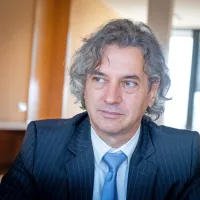 Dr. Robert Golob, predsednik vlade: “Čistka bi bila, če bi mi nove 
zopet nastavljali politično. Mi pa bomo preko strokovnih kadrovskih komisij iskali ljudi, ki so strokovnjaki s svojega področja. 
In v tem bo temeljna razlika.”

