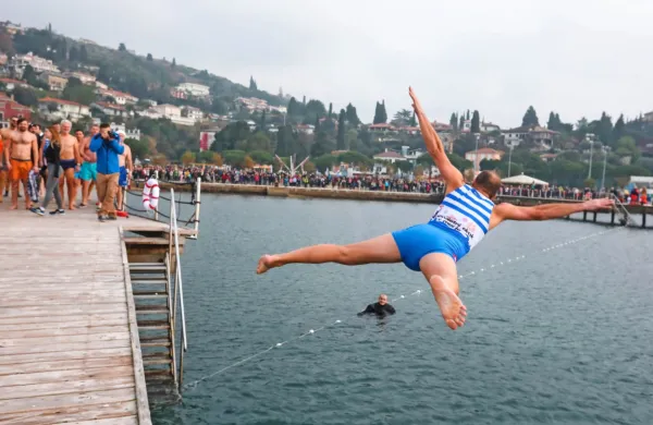 FOTO: V Portorožu na novoletnih skokih v morje skočilo več kot 400 sodelujočih