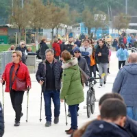 FOTO: V Portorožu na novoletnih skokih v morje skočilo več kot 400 sodelujočih