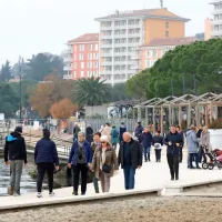 FOTO: V Portorožu na novoletnih skokih v morje skočilo več kot 400 sodelujočih