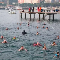 FOTO: V Portorožu na novoletnih skokih v morje skočilo več kot 400 sodelujočih