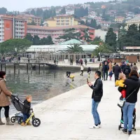 FOTO: V Portorožu na novoletnih skokih v morje skočilo več kot 400 sodelujočih