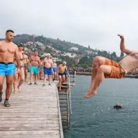 FOTO: V Portorožu na novoletnih skokih v morje skočilo več kot 400 sodelujočih
