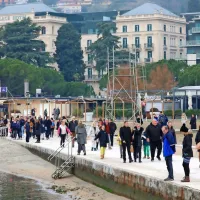 FOTO: V Portorožu na novoletnih skokih v morje skočilo več kot 400 sodelujočih