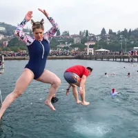FOTO: V Portorožu na novoletnih skokih v morje skočilo več kot 400 sodelujočih