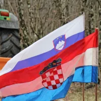 Z mejo so padle tudi krivice