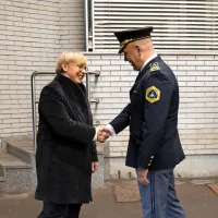 Predsednica republike na silvestrski večer obiskala dežurne policiste in gasilce v Ljubljani