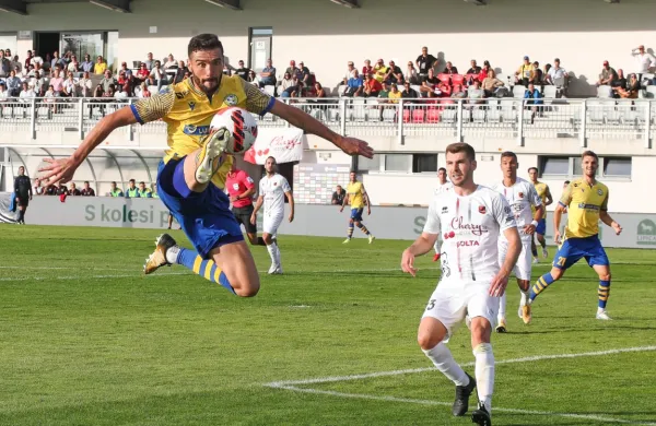 Aleksander Rajčević (levo) se seli v repenski Kras.