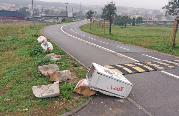 Vandali s petardami raznesli tudi betonske &ldquo;panetone&rdquo;