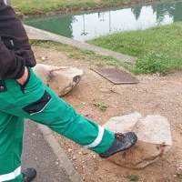 Vandali s petardami raznesli tudi betonske &ldquo;panetone&rdquo;